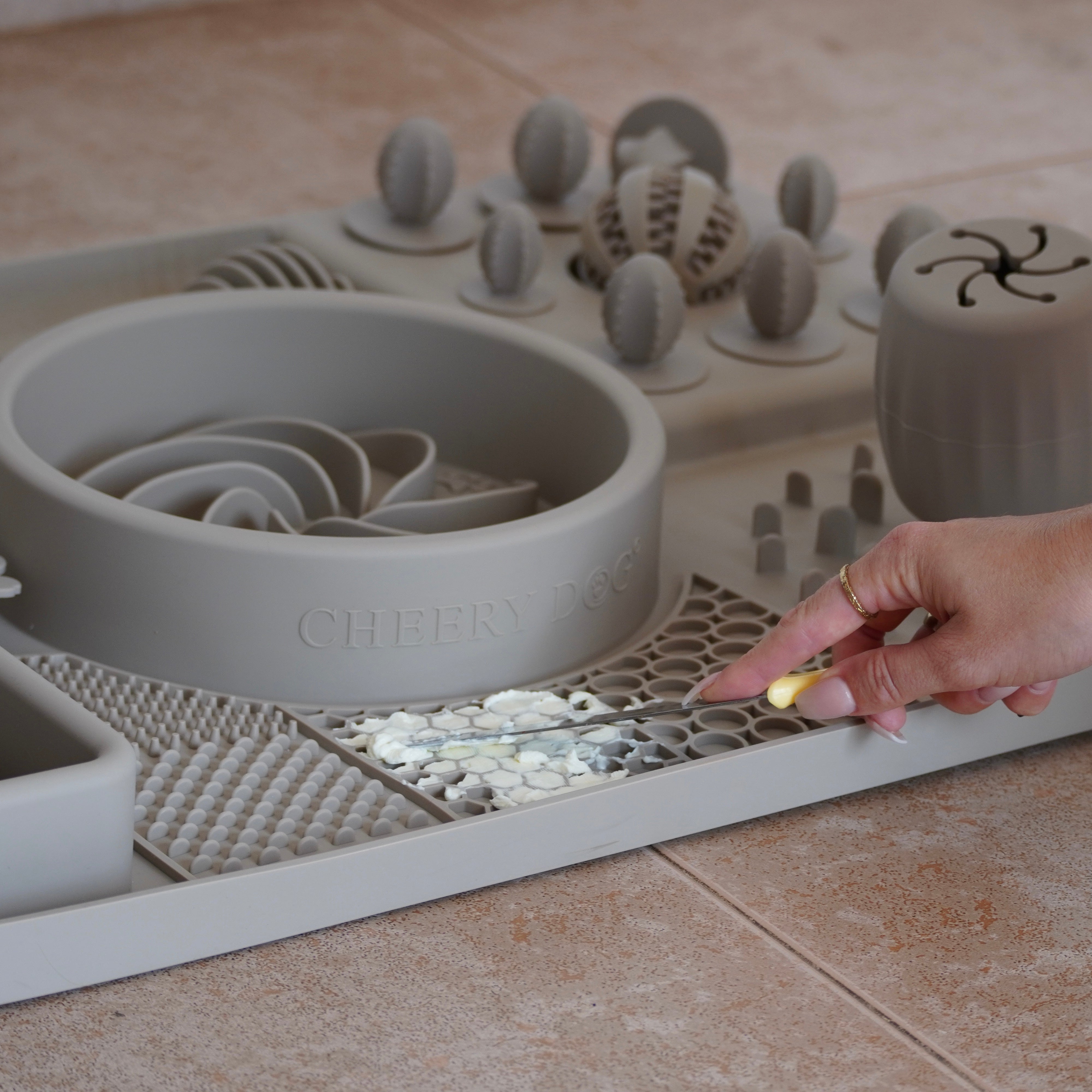 Das Cheery Dog 4-in-1 Hundespielzeug wird gefüllt.